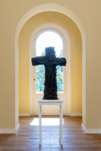 CATPC (Congolese Plantation Workers Art League), Crucifixion of the Art Collector by Matthieu Kasiama & Ced’art Tamasala, 2023-2024, Kongolesische Weichholzfasern und VV-Kunststoff/ Congolese softwood fiber and VV-plastic, Courtesy CATPC und KOW Berlin/ Courtesy CATPC and KOW Berlin © Villa Schöningen. Foto: Sascha Herrmann, 2026.