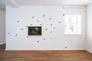 Jan Brueghel der Jüngere, Eine Paradieslandschaft mit dem Sündenfall, Ohne Jahresangabe / Without year, Öl auf Holzplatte/ Oil on wood, Courtesy Döpfner Collection, Kiki Smith, Mice Wall Drawing, 1998, Bronze/ Bronce, 22 Stücke / 22 pieces, Courtesy die Künstlerin und Pace Galerie / Courtesy the artist and Pace Gallery © Villa Schöningen. Foto: Sascha Herrmann, 2026.
