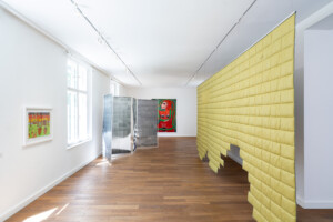 Sonja Halbfass, Untitled, 2026, Aquarell auf Papier/ Watercolor on paper, Courtesy die Künstlerin und Galerie Art Cru Berlin/ Courtesy the artist and Gallery Art Cru Berlin, Sarah Lehnerer, 10.02.25, 2025, Druck-Frottage, Tinte auf Seidenpapier/ Print frottage, ink on tissue paper, Trulee Hall, Ophidiophilia (Lillith), 2021, Öl und Acryl auf Leinwand/ Oil and acrylic on canvas, Courtesy Döpfner Collection, Christin Kaiser, Wundes Gewand, 2026, Stoff / Fabric © Villa Schöningen. Foto: Sascha Herrmann, 2026.