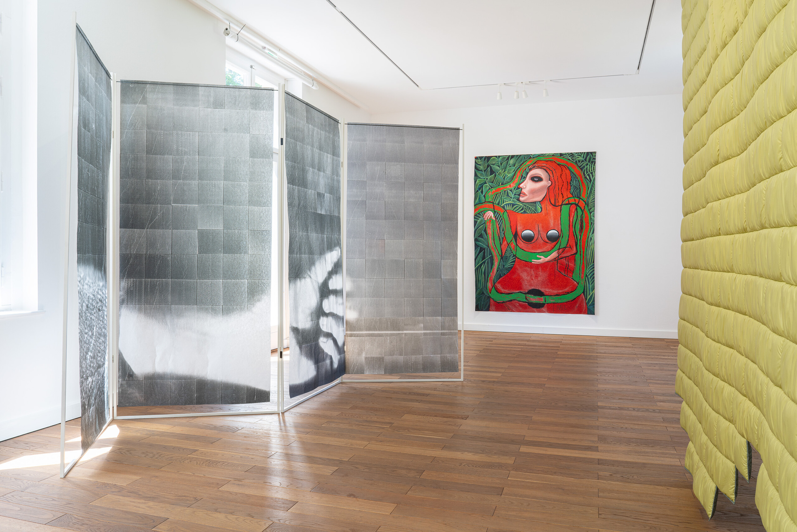 Sarah Lehnerer, 10.02.25, 2025, Druck-Frottage, Tinte auf Seidenpapier/ Print frottage, ink on tissue paper, Trulee Hall, Ophidiophilia (Lillith), 2021, Öl und Acryl auf Leinwand/ Oil and acrylic on canvas, Courtesy Döpfner Collection, Christin Kaiser, Wundes Gewand, 2026, Stoff / Fabric © Villa Schöningen. Foto: Sascha Herrmann, 2026.