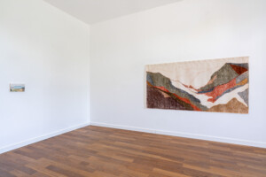 Esther Forse, Cloud Study, 2026, Öl auf Holztafel/ Oil on panel, Siobhan McLaughlin, Lairig Ghru II (pàrras, romansach), 2021, Weiche Pastell- und Ölstifte, Erdpigmente auf ungespannter Leinwand aus Stoffverschnitten / Soft pastel, earth pigment and oil bar on remnant canvas © Villa Schöningen. Foto: Sascha Herrmann, 2026.