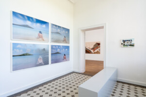 Constant Dullaart, Jennifer in Paradise, 2014, 2015, Lentikulardruck/ Lenticular printing, Courtesy Döpfner Collection, Siobhan McLaughlin, Lairig Ghru II (pàrras, romansach), 2021, Weiche Pastell- und Ölstifte, Erdpigmente auf ungespannter Leinwand aus Stoffverschnitten / Soft pastel, earth pigment and oil bar on remnant canvas, Esther Forse, Film Set House (Faded), 2025, Öl auf Holztafel/ Oil on panel © Villa Schöningen. Foto: Sascha Herrmann, 2026.
