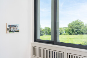 Esther Forse, Film Set House (Faded), 2025, Öl auf Holztafel/ Oil on panel © Villa Schöningen. Foto: Sascha Herrmann, 2026.