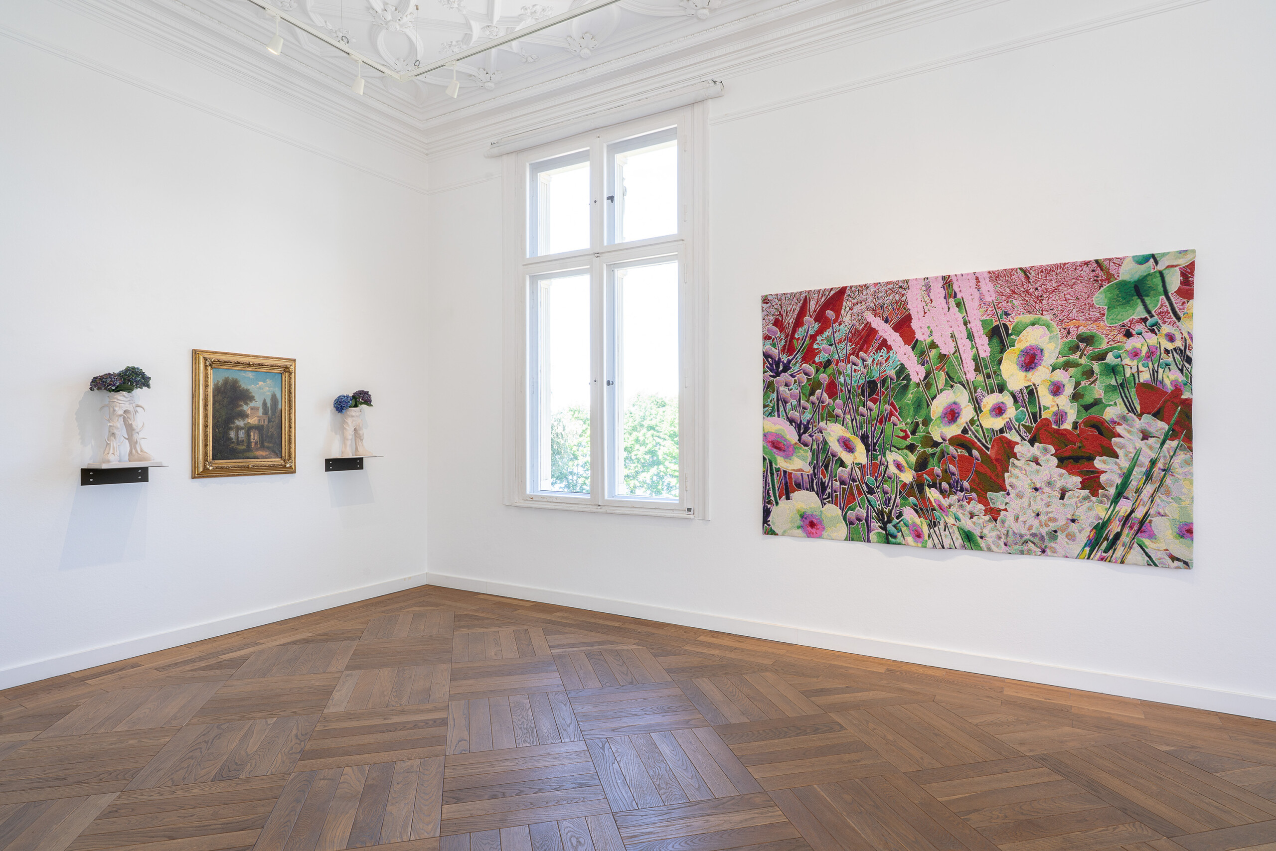 Immanuel Birkert, Shady Garden (1) & Shady Garden (2), 2023, Latexfarbe auf gebranntem Ton/ Latex paint on fired clay, Friedrich Thieme, Spazierendes Paar im Schlosspark Glienicke, 1887, Öl auf Leinwand/ Oil on canvas, Courtesy Döpfner Collection, Alexandra Daisy Ginsberg, 8obW5zC7px3WDVBEoZx2UY (Pollinator Vision, Late Summer to Early Autumn), 2025, Wandteppich – gewebt, aus verschiedenen Fasern (Wolle, Baumwolle, Acryl, Polyester-Baumwolle, Kaschmir)/ Tapestry – Woven, Mixed Fibre (wool, cotton, acrylic, polyester cotton, cashmere) © Villa Schöningen. Foto: Sascha Herrmann, 2026.