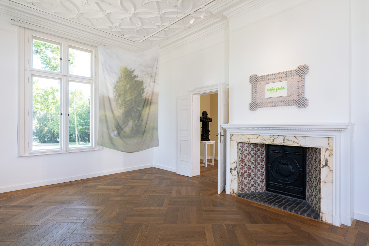 Fee-Gloria Grönemeyer, Nature Takes, 2020, Polyester Georgette/ Polyester Georgette, Immanuel Birkert, Shady Garden (7) Central Park, 2023, Latexfarbe auf Multiplexholz, Ölfarbe auf Sperrholz/ Latex paint on multiplex wood, oil paint on plywood © Villa Schöningen. Foto: Sascha Herrmann, 2026.