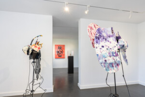 Camila Ospina Gaitán, Dracula Adrianae, Lilith Epidendrum, 2025, Beton, Stahl, Lebensmittelfarbe, Biokunststoff, Elektromotor/ Concrete, steel, food coloring, bioplastic, electric motor, Lisa Brice, Plastic Makes Perfect, 1994, Serigrafie auf Folie, Collage von Fotokopien/ Silkscreen print on foil, collage of photocopies, Courtesy Döpfner Collection, Vinča Terrakottafigur einer Frau/ Vinča Terracotta Figure Of A Woman, 5000-4500 v. Chr/ 5000-4500 BC, Terrakottafigure / Terracotta figure, Courtesy Döpfner Collection © Villa Schöningen. Foto: Sascha Herrmann, 2026.